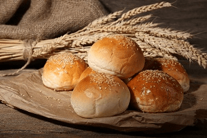 Mehrere Brötchen auf einem Tisch