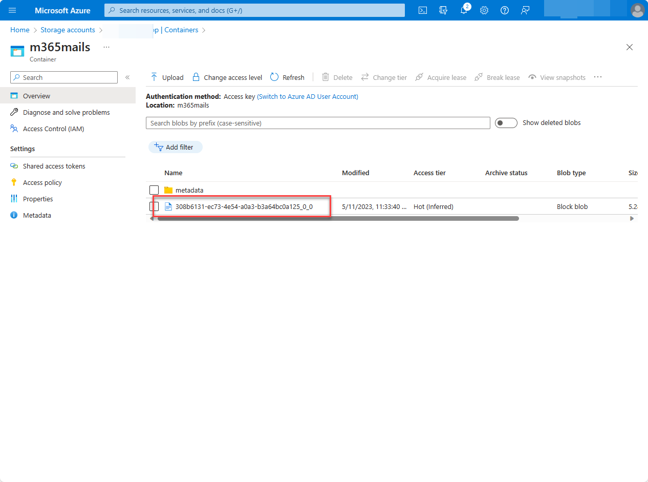 Screenshot der Azure-Portal Benutzeroberfläche mit der neu erstellten Datei im Azure Storage-Container.