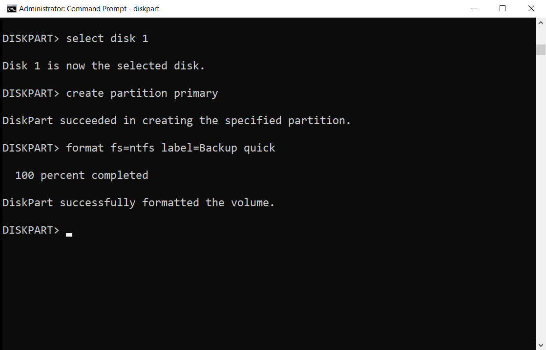 Screenshot des Datenträgerteils, der zeigt, wie eine Partition erstellt und das Laufwerk formatiert wird.