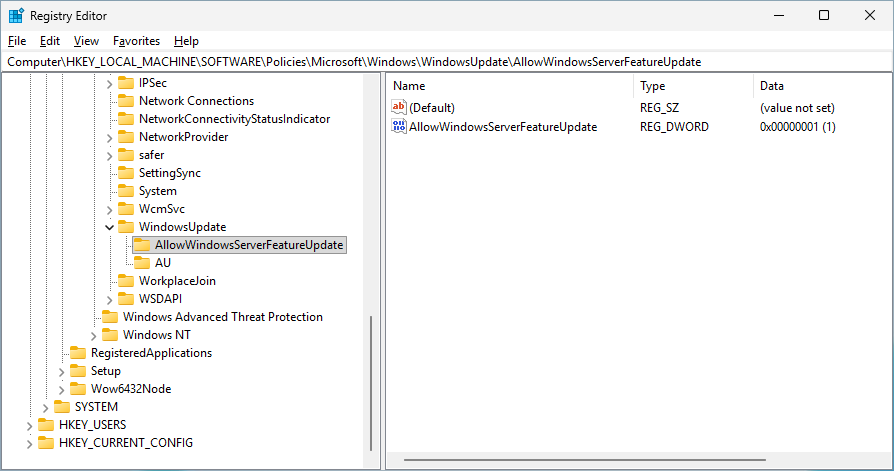 Screenshot des Registrierungs-Editors mit dem AllowWindowsServerFeatureUpdate DWORD-Wert, der unter dem WindowsUpdate-Schlüssel auf 1 festgelegt ist.