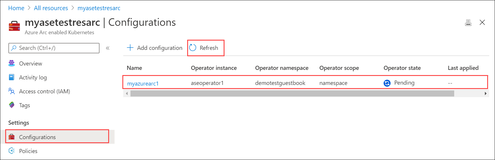 Der Screenshot zeigt den Azure Arc-fähigen Kubernetes-Cluster in einem wartenden Zustand, während er aktualisiert wird.