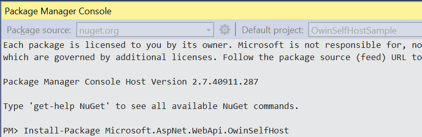 Screenshot der Paket-Manager-Konsole mit Lizenzierungsinformationen, gefolgt von P M > am Ende, der signalisiert, wo der Befehl eingegeben werden soll.