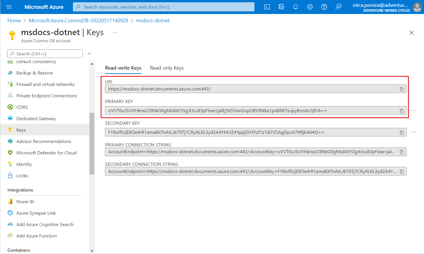 Screenshot der Schlüsselseite mit diversen Anmeldeinformationen für ein Azure Cosmos DB SQL-API-Konto.