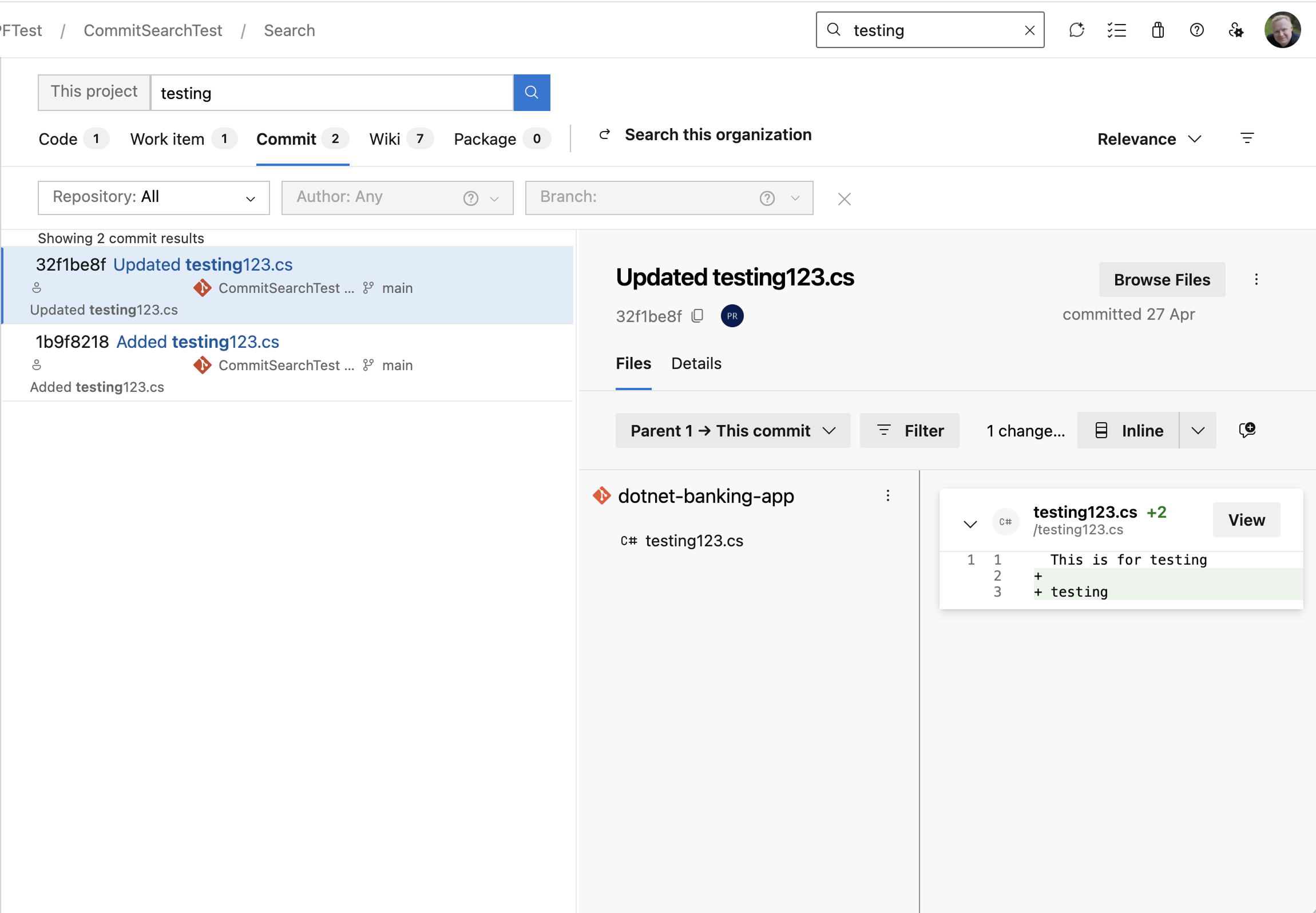 Screenshot der Commit-Suchergebnisseite in Azure DevOps, wobei die Registerkarte „Commit“ ausgewählt ist, die übereinstimmenden Commits in der Ergebnisliste, die Filter für Repository, Autor und Branch, das Sortiersteuerelement und der Commit-Detailbereich angezeigt werden.
