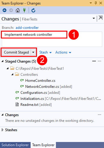 Screenshot: Commitnachrichtentext und Schaltfläche „Gestagte committen“ in Visual Studio 2019.
