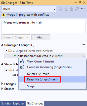 Screenshot: Kontextmenüs für eine Datei mit Konflikt im Fenster „Git-Änderungen“ von Visual Studio.