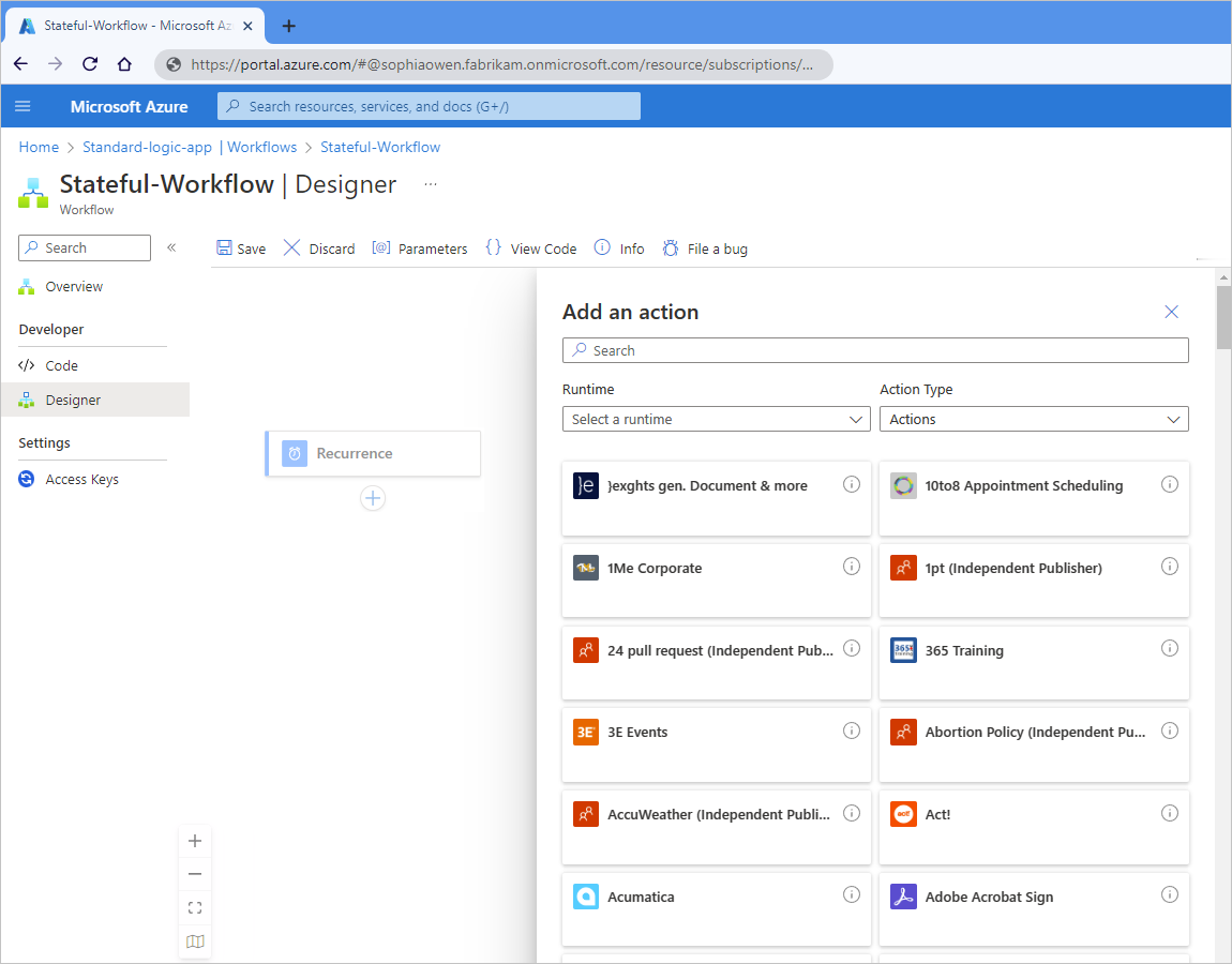 Screenshot des Azure-Portals, des Designers für Standard-Logik-Apps mit einem Workflow und des Katalogs der Connectors mit Aktionen.