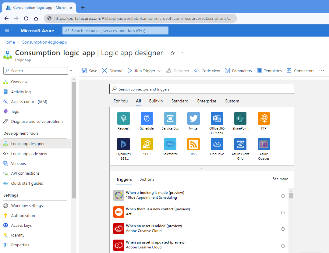 Screenshot: Azure-Portal und Workflow-Designer für Verbrauchslogik-Apps mit leerem Workflow und den Katalog für integrierte Trigger.