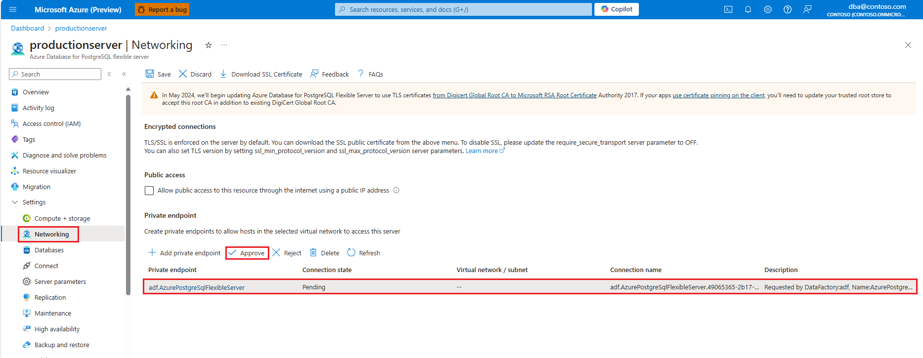 Screenshot der Seite „Networking“ von Azure Database for PostgreSQL – Flexible Server, der zeigt, wie ein privater Endpunkt genehmigt wird.