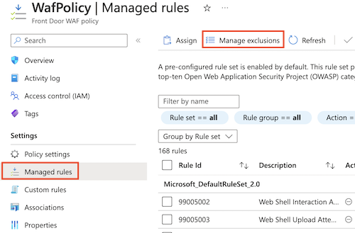 Screenshot, der das Azure-Portal mit der Seite für die verwalteten Regeln (Managed Rules) der WAF-Richtlinie und hervorgehobener Schaltfläche „Ausschlüsse verwalten“ (Manage exclusions) anzeigt.