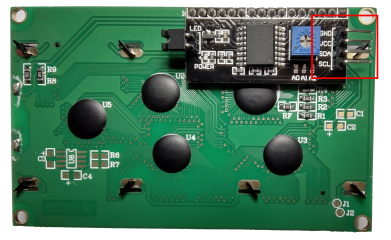 Ein Bild der Rückseite der Zeichenanzeige, das den I2C-GPIO-Expander zeigt.