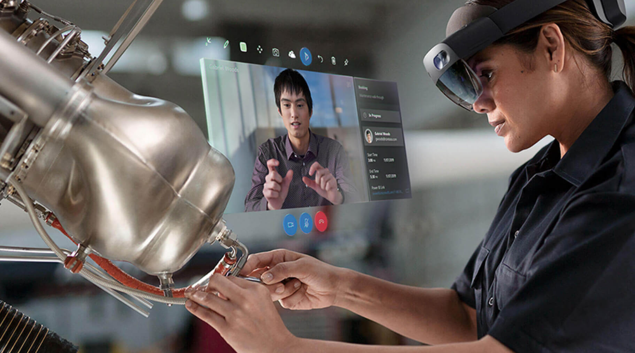 Simuliertes reales Foto eines Feldtechnikers, der eine HoloLens trägt und mit einem Remote-Experten kommuniziert.
