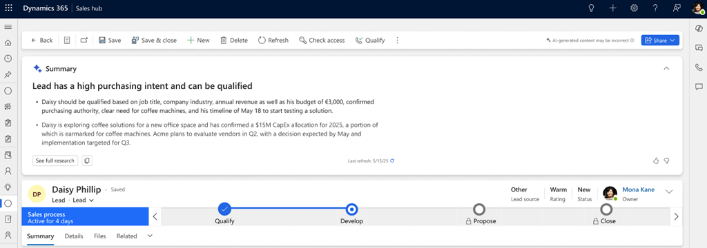 Screenshot des erweiterten Copilot-Übersichtsbanners für einen Leaddatensatz mit aktiviertem Vertriebsqualifizierungsagent in Dynamics 365 Sales.