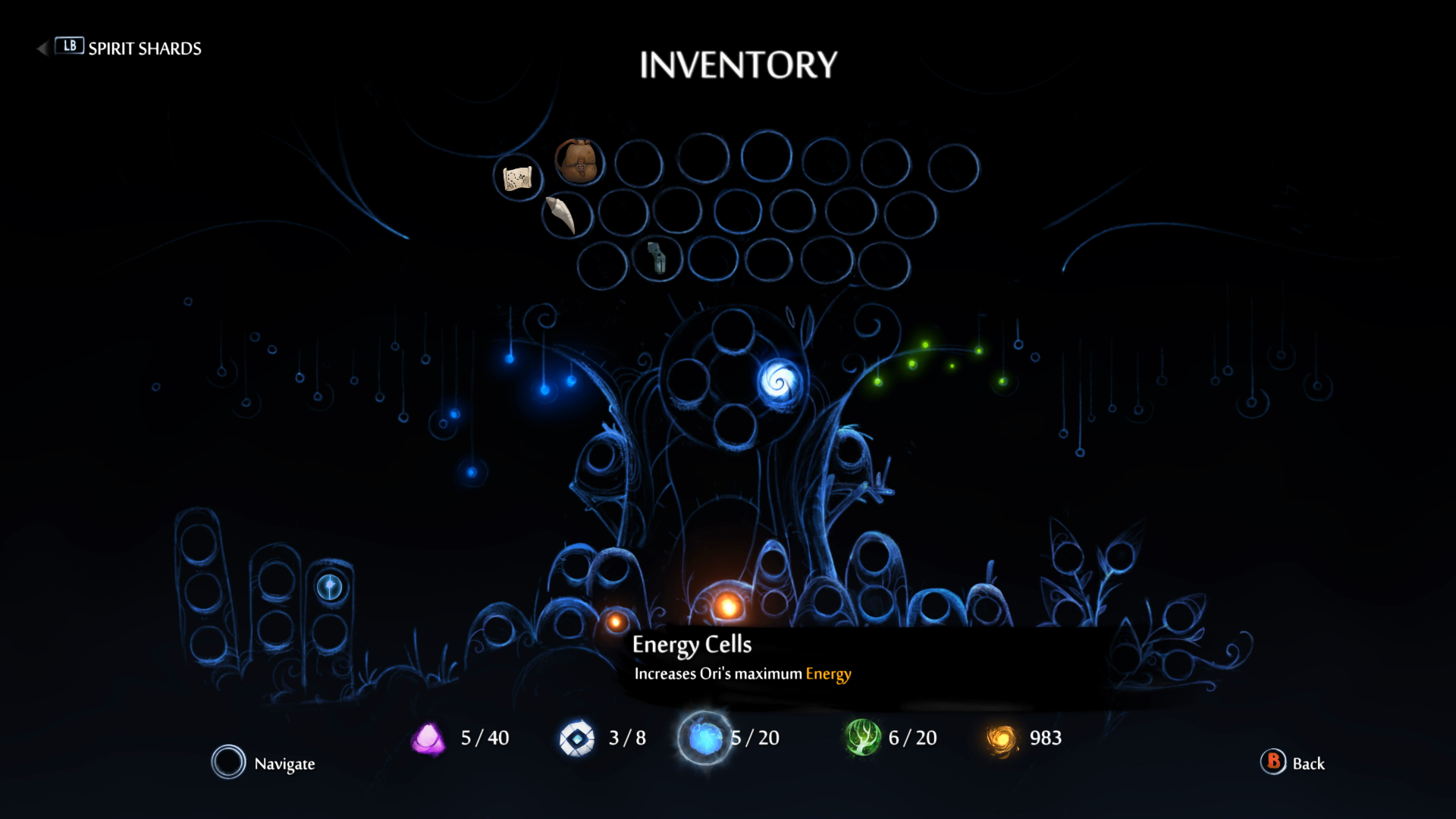 Das Inventarmenü in Ori und dem Willen der Wisps. Am unteren Bildschirmrand kann der Spieler sehen, wie viele spezielle Elemente sie haben, z. B. Energiezellen. 
