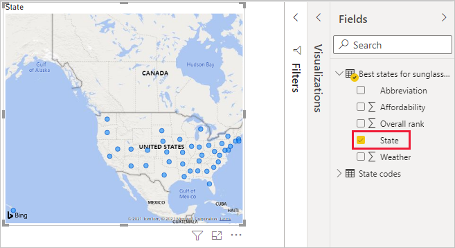 Screenshot von Power BI-Desktop, auf dem das Ziehen des Felds „State“ (Bundesstaat) zum Erstellen einer Kartenvisualisierung veranschaulicht wird