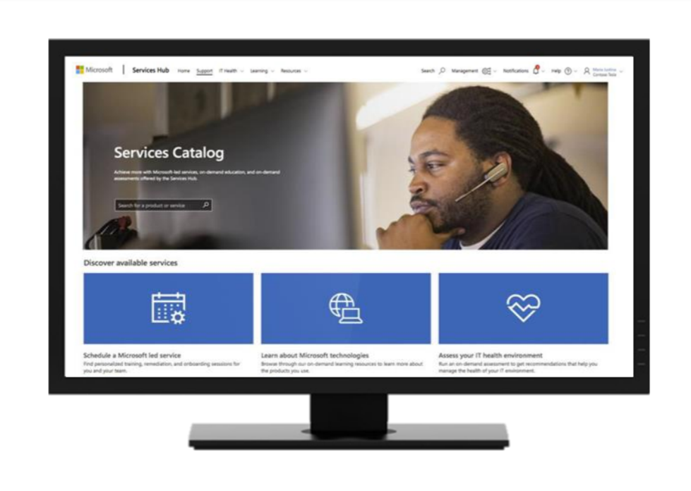 Monitor, der den Bildschirm „Dienstkatalog“ im Microsoft Services Hub anzeigt.
