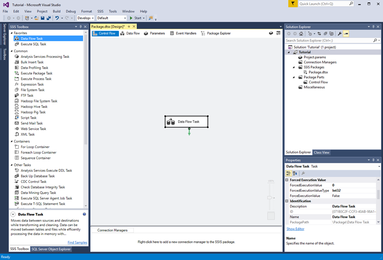Screenshot von Visual Studio mit einem Datenflusstask, der auf die Registerkarte „Ablaufsteuerung“ des Entwurfsbereichs gezogen wird.