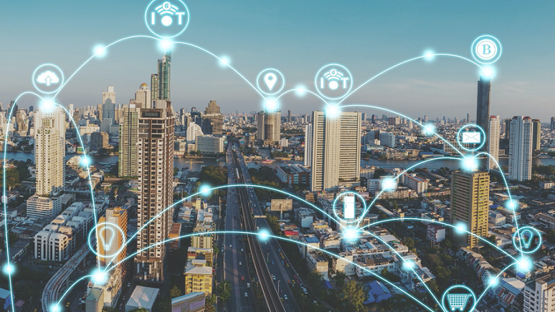 Foto einer Smart City mit Internetverbindungen zwischen Gebäuden.