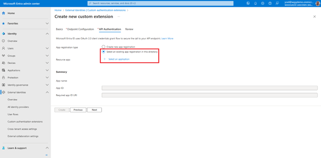 Screenshot: Registerkarte „API-Authentifizierung“ des Blatts „Neue benutzerdefinierte Erweiterung erstellen“, auf dem das Optionsfeld „Auswählen einer vorhandenen App-Registrierung in diesem Verzeichnis“ und die Option „Anwendung auswählen“ unter dem App-Registrierungstyp hervorgehoben sind.