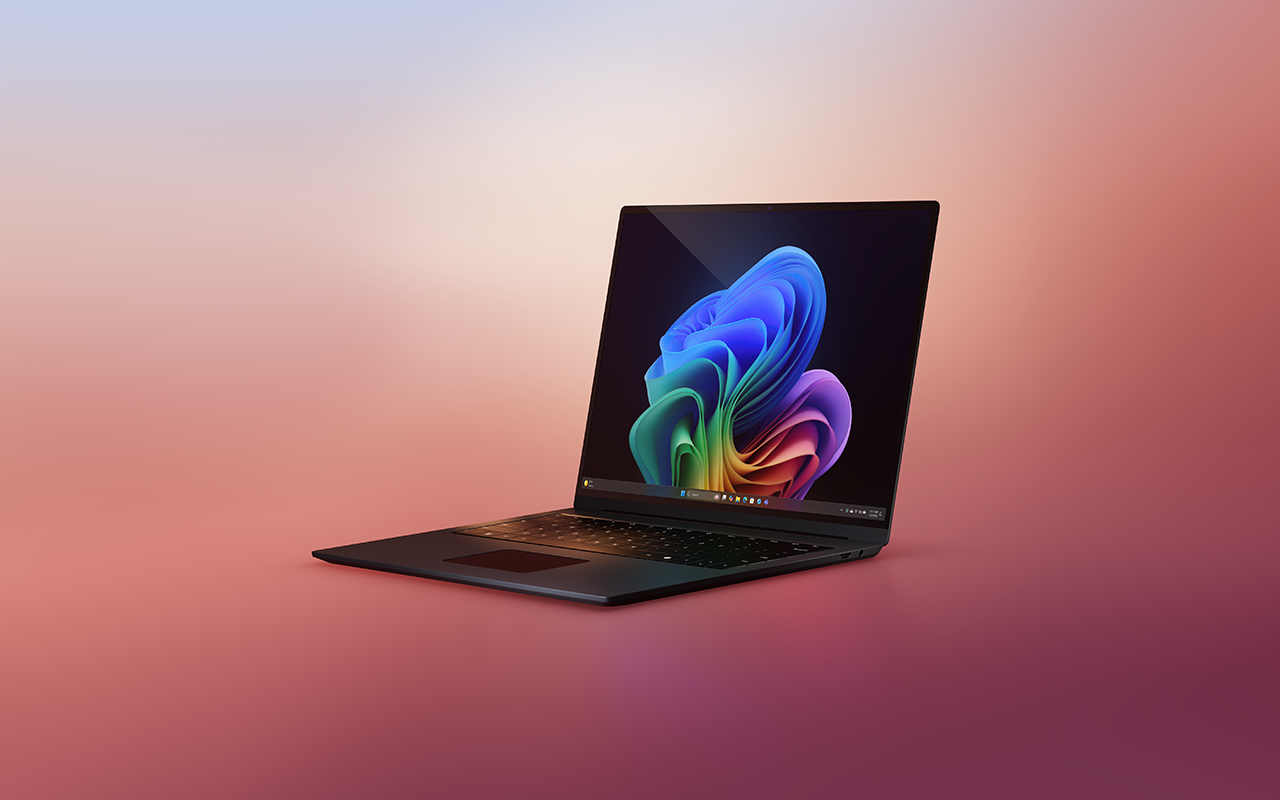 Ein Foto eines grauen Laptops mit dem Copilot+ PC Bloom auf dem Bildschirm.
