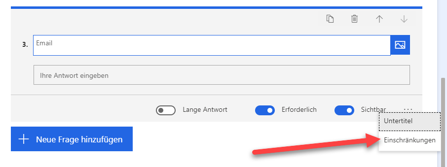 Wenn „E-Mail“ als dritte Frage eingegeben wurde, wird die Auslassungsschaltfläche ausgewählt und ein Pfeil zeigt auf die Option „Einschränkungen“ im Menü.