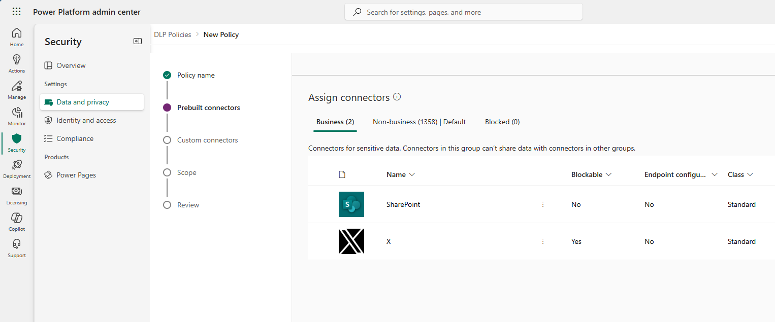Screenshot der Seite „Datenrichtlinien“ des Microsoft Power Platform Admin Center Data im Schritt „Konnektoren zuweisen“ mit X‑ und SharePoint-Konnektoren.