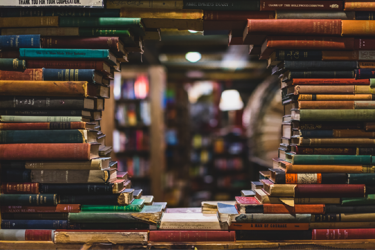 Abbildung von Büchern in einer Bibliothek mit einer Lücke zwischen ihnen, um eine andere Bibliothek anzuzeigen.
