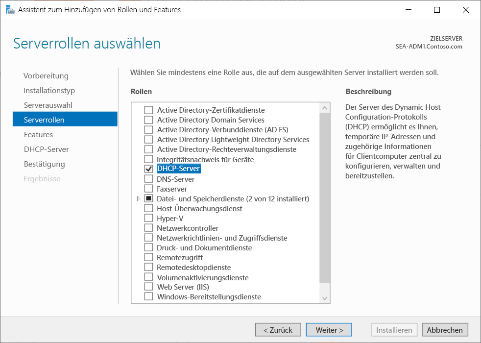 Screenshot: „Assistent zum Hinzufügen von Rollen und Features“ im Server-Manager. Auf der Seite „Serverrollen auswählen“ hat der Administrator die Option „DHCP-Server“ ausgewählt.