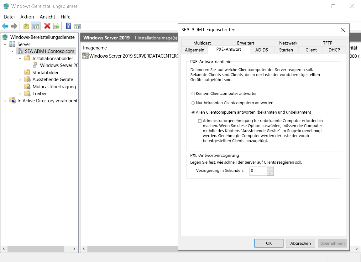 Screenshot der Windows Deployment Services-Konsole mit überlagerten SEA-ADM1-Eigenschaftendialogfeld. Die administrierende Person hat die Registerkarte „PXE-Antwort“ ausgewählt und hat „Antworten“ auf alle Clientcomputer (bekannt und unbekannt) ausgewählt.