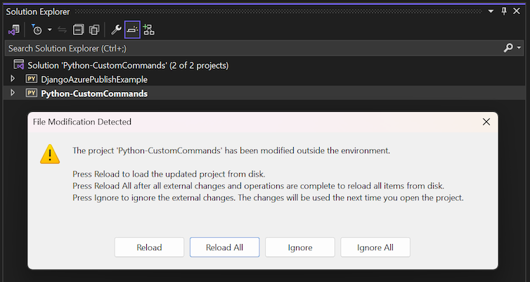 Screenshot, der die Visual Studio-Eingabeaufforderung anzeigt, nachdem Änderungen an der Projektdatei für ein geöffnetes Projekt erkannt wurden.