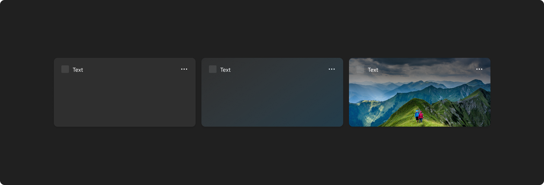 Drei Beispiel-Widget-Vorlagen zur Veranschaulichung des dunklen Themas. Das erste ist ein leeres Widget mit einem schwarzen Hintergrund. Das zweite ist ein leeres Widget mit einem dunklen Hintergrund mit Farbverlauf. Das dritte ist ein Widget mit einem Bildhintergrund. Alle drei haben das Wort „Text“ in einer hellen Schrift, um den Kontrast zum dunklen Hintergrund zu verdeutlichen.