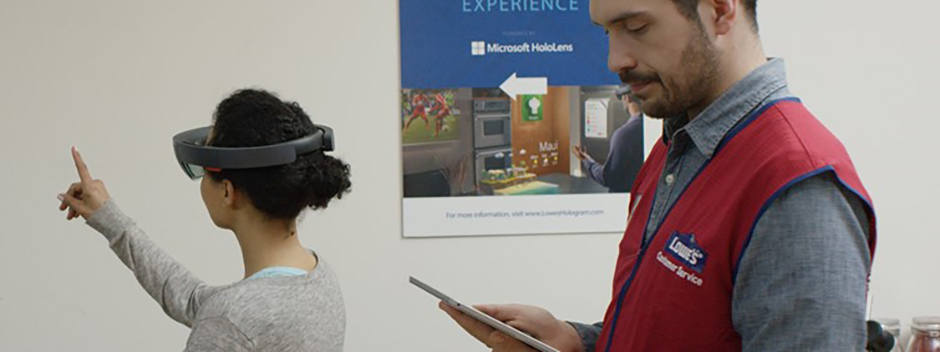 Ein Lowe's Associate verwendet ein Tablet, um Kunden durch die HoloLens-Erfahrung zu führen.