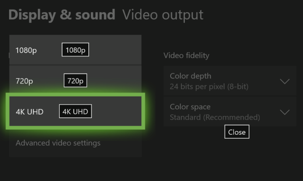 Screenshot des Fensters „Videoausgabe anzeigen und Ton abspielen“ mit Beschriftungen in einem erweiterten Kombinationsfeld.