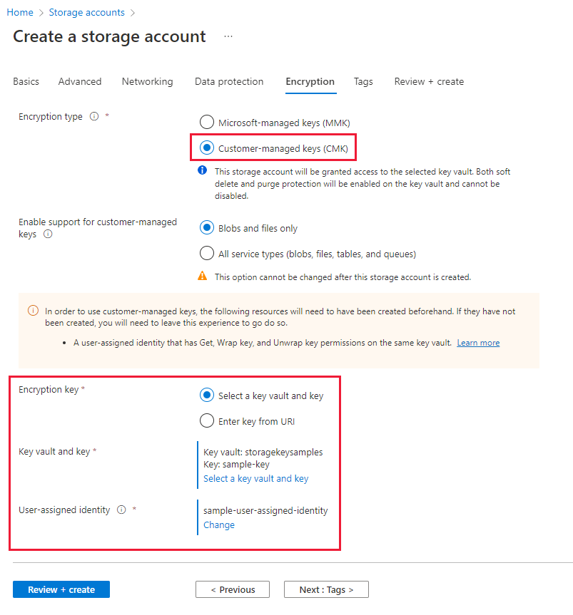 Captura de pantalla que muestra cómo configurar las claves administradas por el cliente para una nueva cuenta de almacenamiento en Azure Portal.