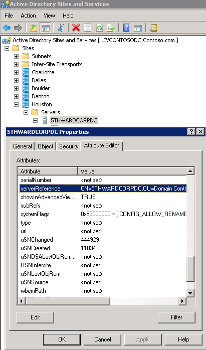 Captura de pantalla de la ventana Sitios y servicios de Active Directory con la ventana Propiedades de 5THWARDCORPDC abierta y se selecciona el atributo serverReference.