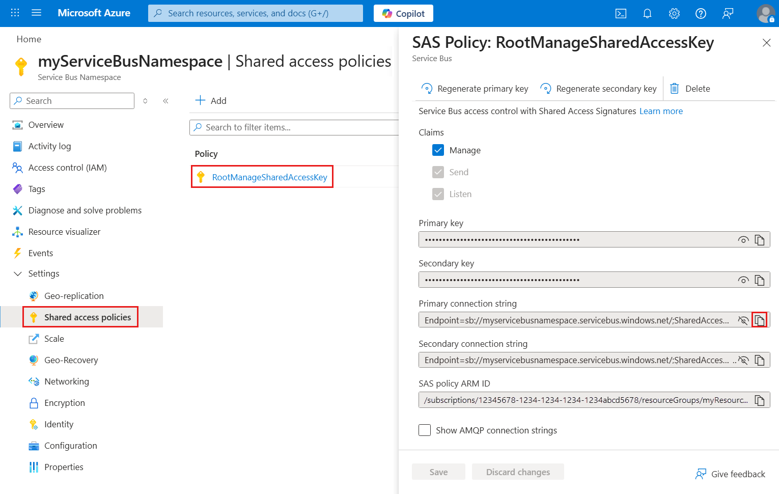 Captura de pantalla que muestra el espacio de nombres de Service Bus, con la página de Directivas de acceso compartido abierta, la directiva RootManageSharedAccessKey seleccionada y el panel de políticas SAS abierto. Se selecciona el botón de copiar para la cadena de conexión principal.