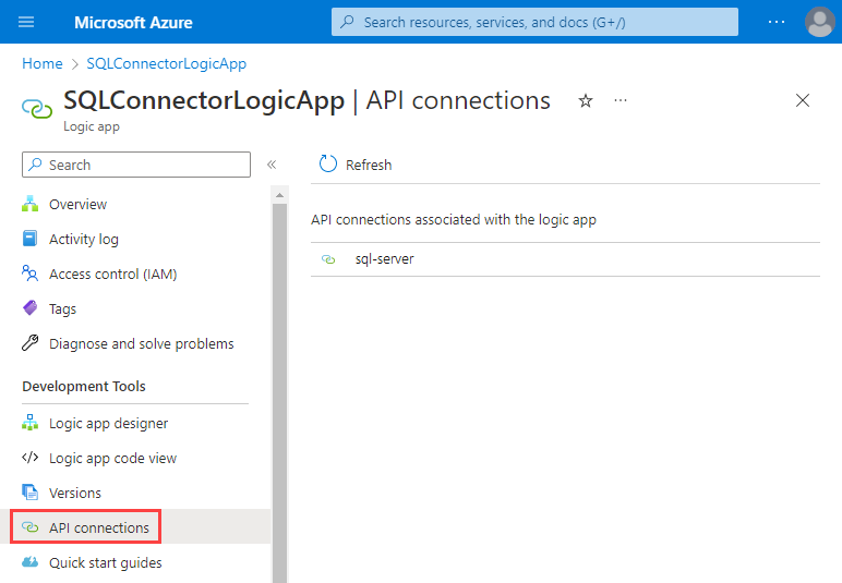 Recorte de pantalla muestra Azure Portal, el recurso de la aplicación de lógica de Consumo y el menú de recursos. En el menú de recursos, en Herramientas de desarrollo, se seleccionan las conexiones de API.