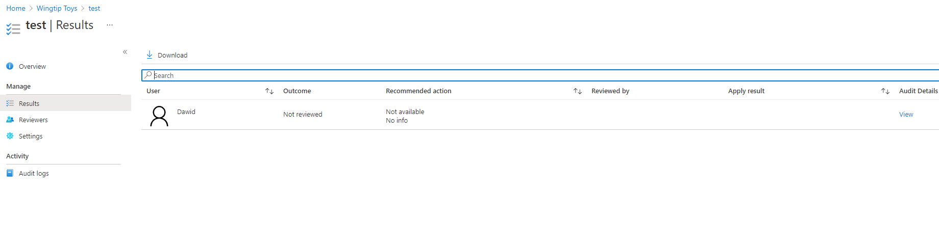 Captura de pantalla de la página de resultados que muestra los usuarios, el resultado, el motivo, quién ha realizado la revisión, quién la ha aplicado y la aplicación del resultado de los roles de recursos de Azure.