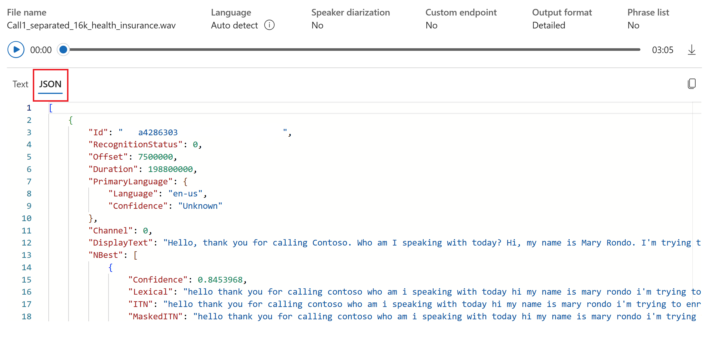 Captura de pantalla de los resultados de la transcripción en tiempo real en formato JSON en Azure AI Foundry.