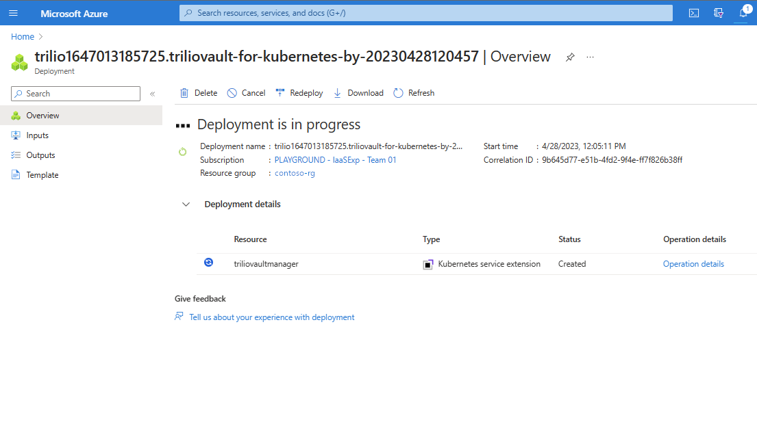 Captura de pantalla de la pantalla de implementaciones de Azure Portal que muestra que la oferta de Kubernetes está siendo implementada actualmente.