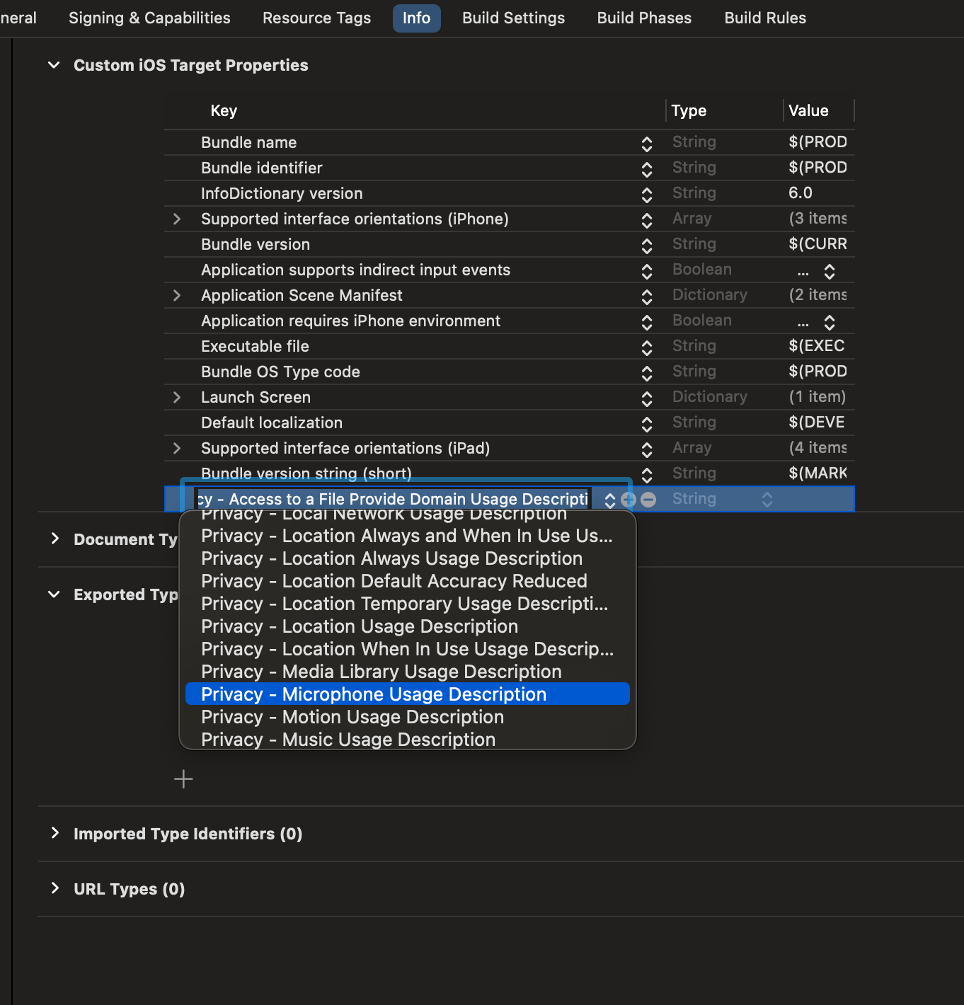 Captura de pantalla en la que se muestra cómo agregar el uso del micrófono en Xcode.