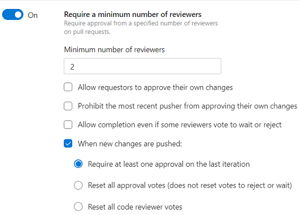 Captura de pantalla que muestra la directiva Habilitar la directiva Requerir revisiones de código.