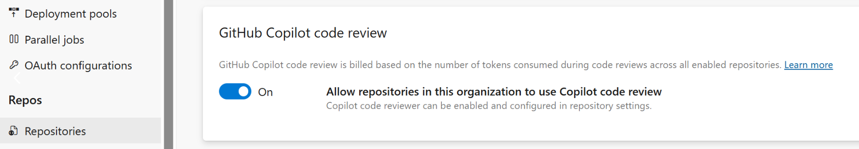 Página de configuración de la organización con el interruptor Permitir que los repositorios usen la revisión de código de Copilot activado.