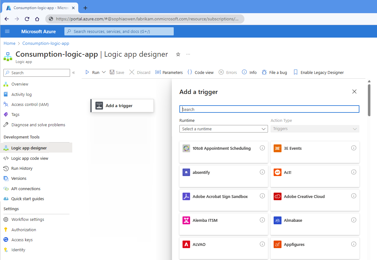 Captura de pantalla que muestra Azure Portal, el diseñador de flujo de trabajo de consumo y el panel denominado Agregar un desencadenador.
