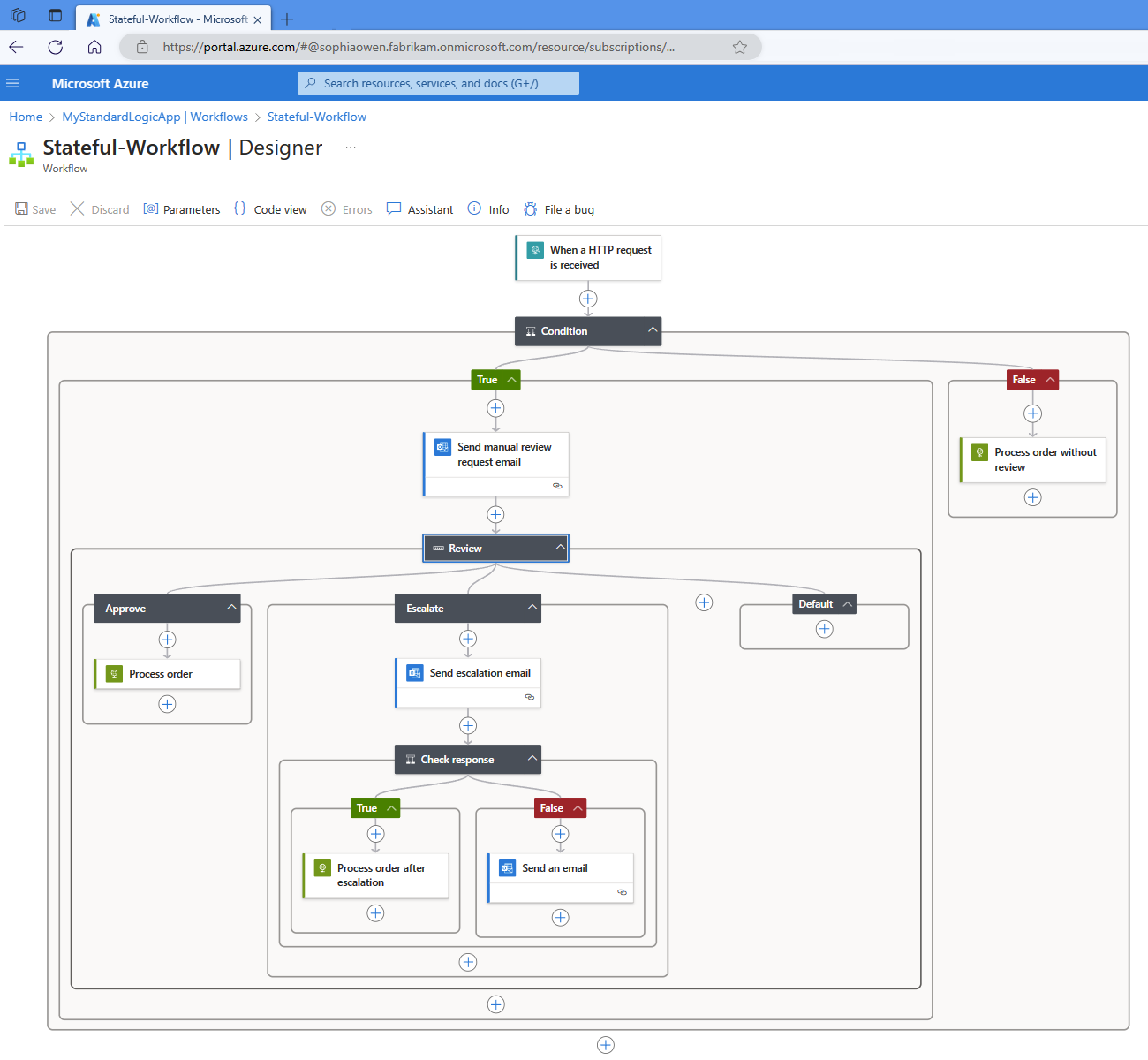 Captura de pantalla donde se muestra el diseñador de flujos de trabajo y un flujo de trabajo empresarial de ejemplo que usa modificadores y condiciones.
