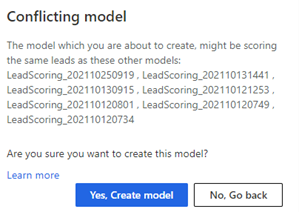 Captura de pantalla de una advertencia de conflicto al crear un modelo de puntuación predictivo