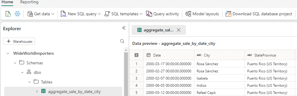 Captura de pantalla del panel Explorador junto a una pantalla de Vista previa de datos que enumera los datos cargados en la tabla seleccionada.