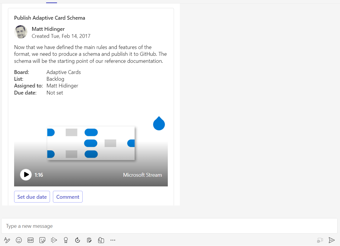 Captura de pantalla que muestra la tarjeta adaptable con archivos multimedia en el chat de Teams.