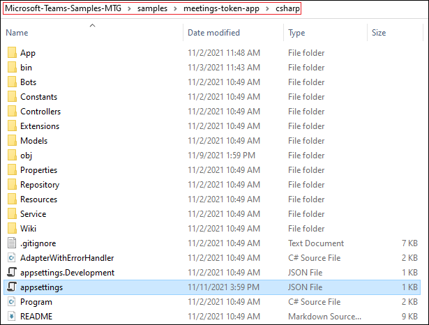 Captura de pantalla del repositorio clonado con la ruta de acceso del archivo y el archivo JSON appsettings resaltado en rojo.