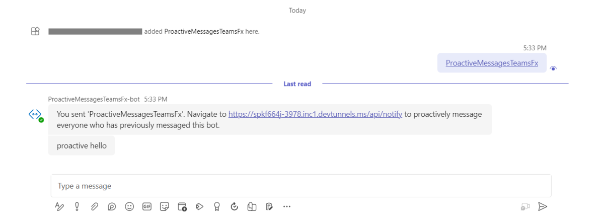 Captura de pantalla que muestra la respuesta proactiva del bot de mensajes en el chat.